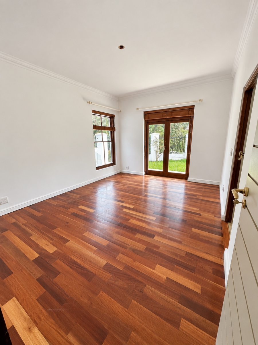 5 Bedroom Property for Sale in North Oaks Western Cape